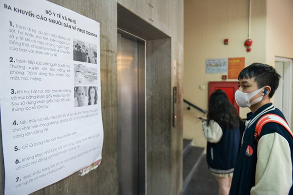 Không nói chuyện trong thang máy