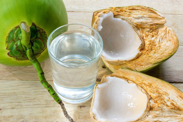 Nước dừa là thứ bạn nên uống khi bị sốt virus.