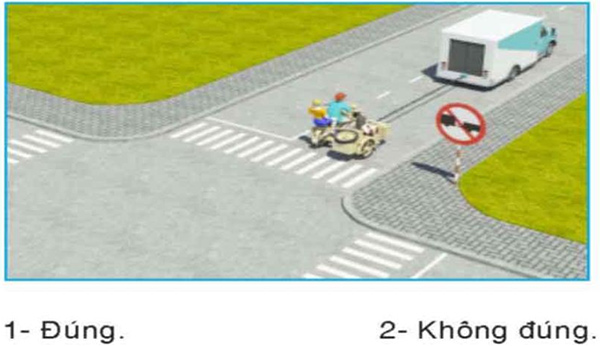 Câu hỏi 25: Xe tải kéo mô tô ba bánh như hình này có đúng quy tắc giao thông không?