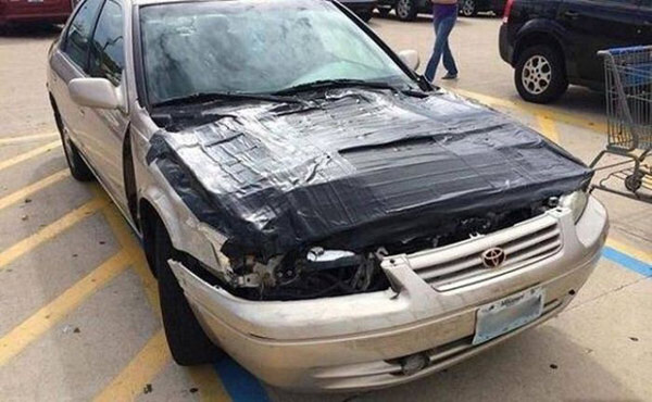 Không còn nắp thì dùng tạm bạt vậy, cũng kín mít được mà