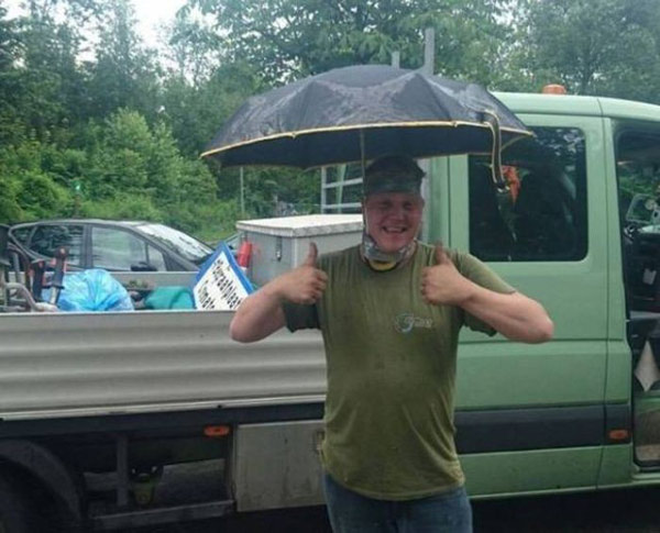 Cầm ô mỏi tay lắm, dùng cách này cho tiện