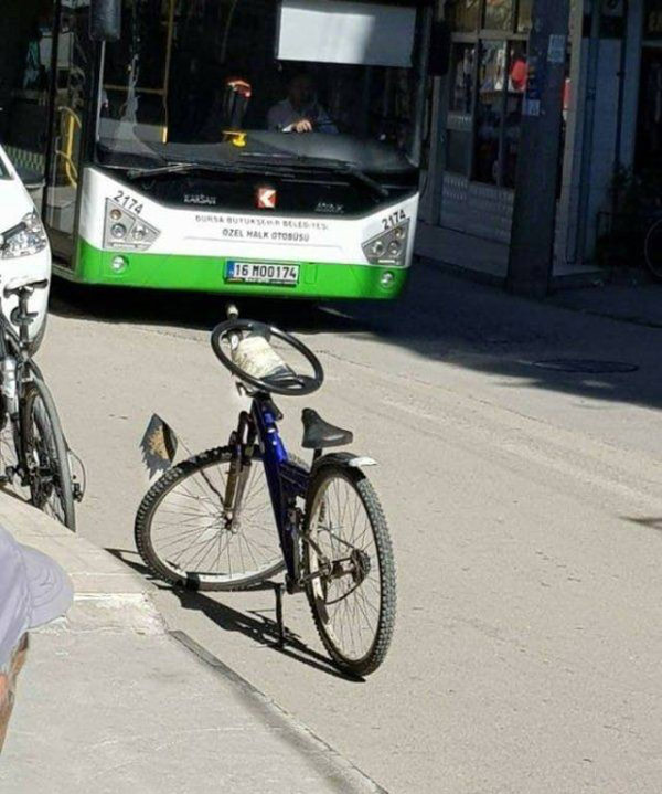 Khi bạn muốn lái ô tô mà chỉ có xe đạp.