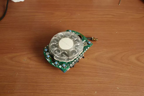 Bảng mạch tự chế với con chip kết nối di động hiện đại.