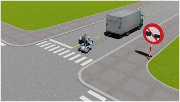 Câu 6: Xe tải kéo mô tô ba bánh như hình này có đúng quy tắc giao thông không?
