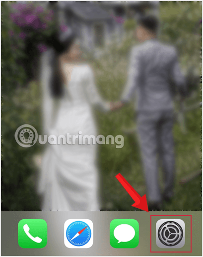 Chọn Cài đặt trên màn hình iPhone