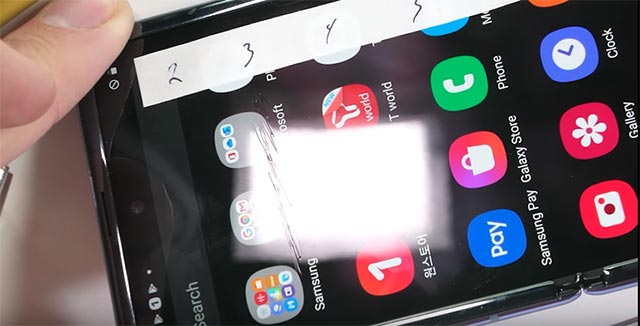 Màn hình máy bị xước ngay mức “tra tấn” đầu tiên