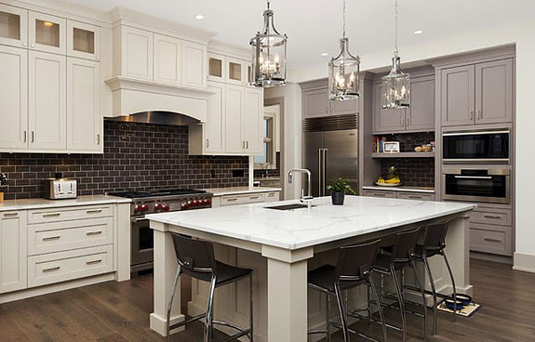 Nhà bếp được thiết kế với màu trắng là màu chủ đạo