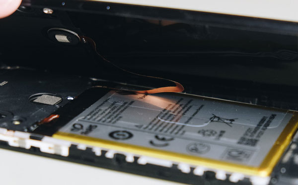 Giữa cảm biến vân tay ở mặt lưng và mainboard của máy có một dây cáp kết nối