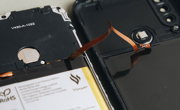 Vsmart Joy 3 được trang bị cảm biến vân tay ở mặt lưng