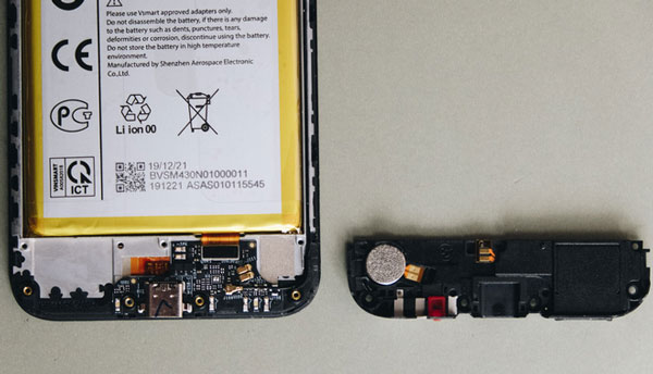 Phần dưới của máy là một bảng mạch nhỏ 