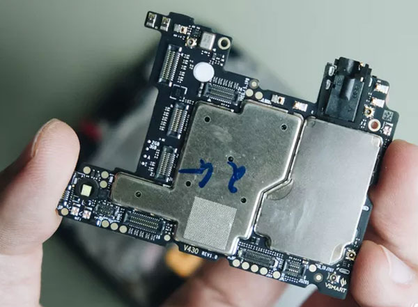 Bảng mạch chứa những con chip quan trọng