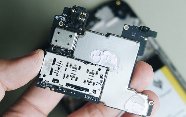 Một chút keo tản nhiệt ở mặt sau của bảng mạch