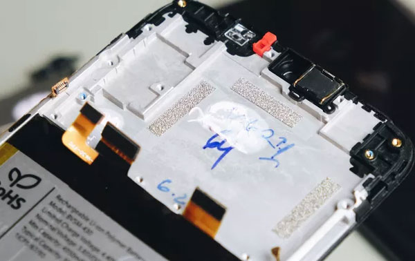 Vỏ ngoài của Joy làm bằng nhựa nhưng phần khung bên trong được làm bằng kim loại