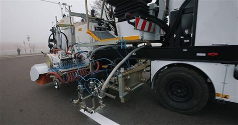 Tròn mắt xem những cỗ máy sơn vạch kẻ đường siêu tốc và chính xác đến từng milimet