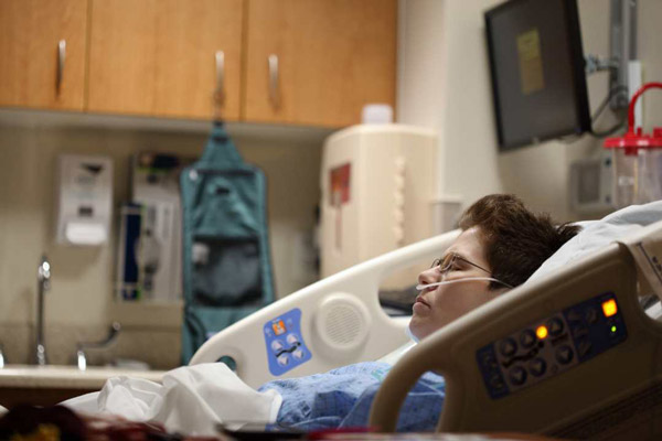 Người bệnh sử dụng các thiết bị trợ thở trong quá trình điều trị bệnh