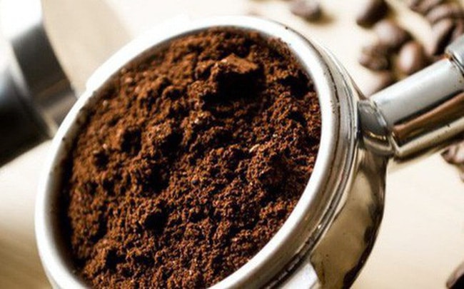 Menghilangkan bau toilet dengan bubuk kopi