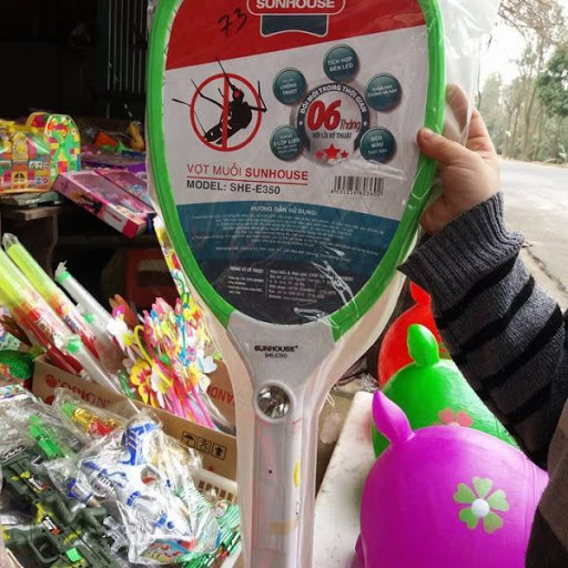 Sử dụng vợt diệt muỗi