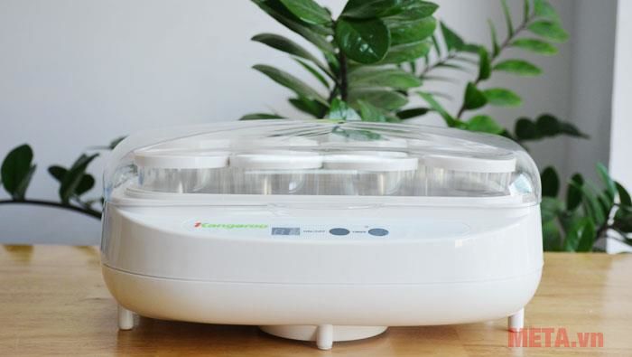 Làm sữa chua bằng máy làm sữa chua rất tiết kiệm thời gian và đảm bảo vệ sinh