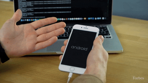 iPhone với các thao tác đặc trưng của Android.