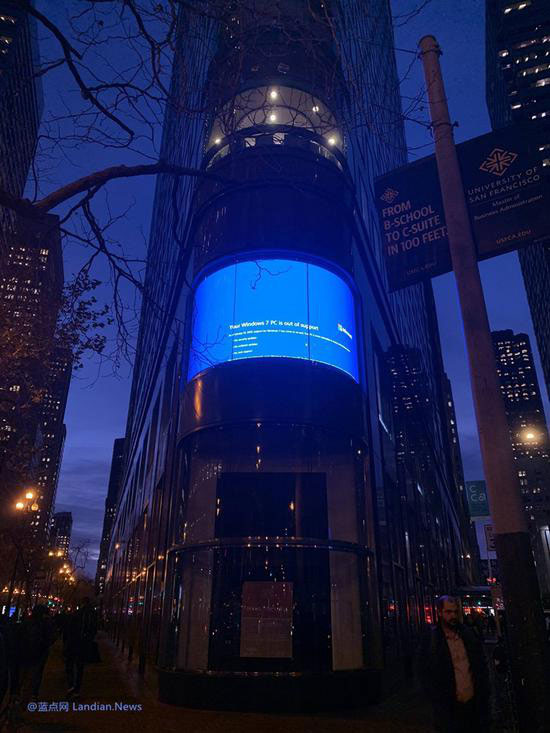 Màn hình quảng cáo ngoài trời ở trung tâm thương mại tại San Francisco cũng lên tiếng