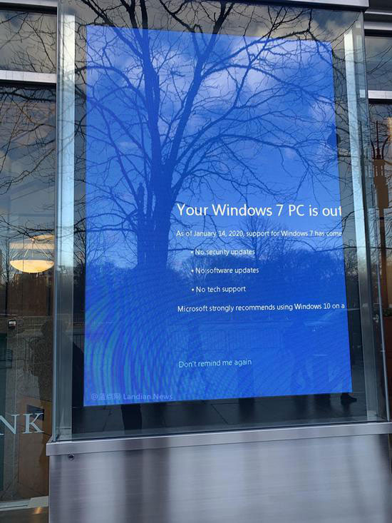 êu cầu cập nhật Windows 7 hiện trên cả màn hình hiển thị tại một ngân hàng