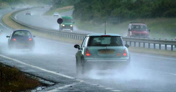 Lái xe với tốc độ chậm hơn so với thường ngày khi trời mưa