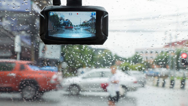 Quan sát cẩn thận khi lái xe giữa trời mưa