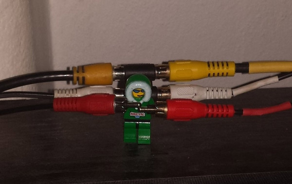 Lego và xem tivi, bạn chỉ được chọn 1 cái
