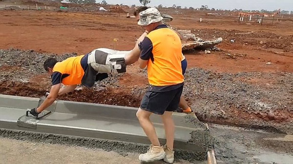 Máy láng mịn 3 thì  chạy bằng cơm và phải trả lương hàng tháng