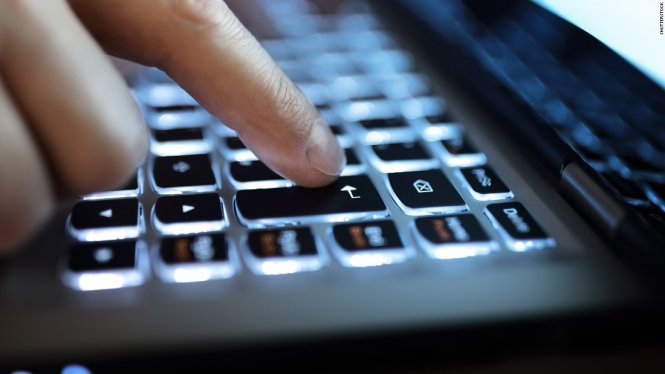 Hãy chậm bớt một chút trước khi chia sẻ thông tin trên mạng Internet. Ảnh: CNN.