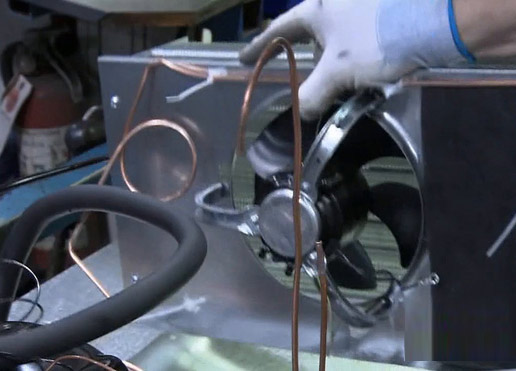 2 chiếc máy nén được sử dụng để bơm khí đi qua các ống khác nhau bên trong tủ lạnh