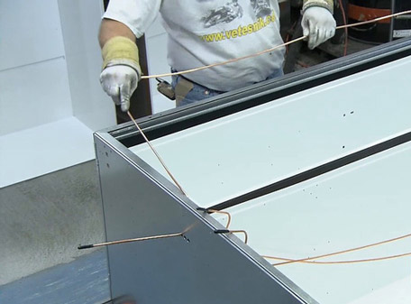 Dọc theo mép ngoài cạnh cánh cửa tủ lạnh được lắp những ống đồng chứa khí làm nóng