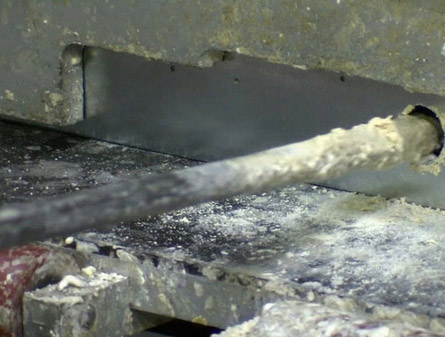 Phần không gian giữa vỏ bên ngoài và các khoang bên trong của tủ lạnh được bơm đầy bọt xốp