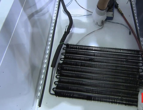 Dàn bay hơi sẽ được lắp vào thành tủ