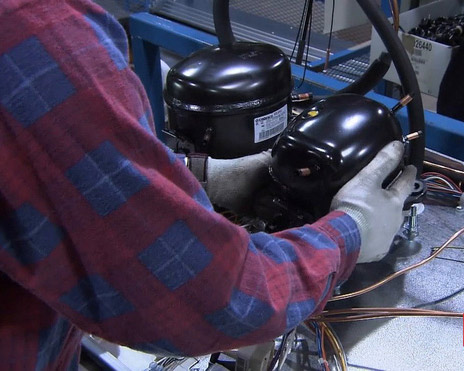 2 chiếc máy nén được sử dụng để bơm khí đi qua các ống khác nhau bên trong tủ lạnh