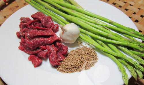 Thịt bò xào măng tây 