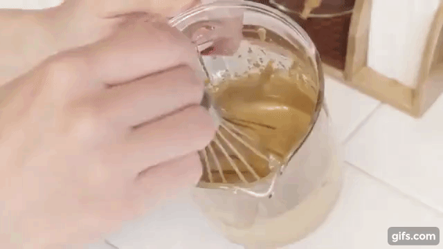 Dùng máy đánh trứng đánh bông cafe