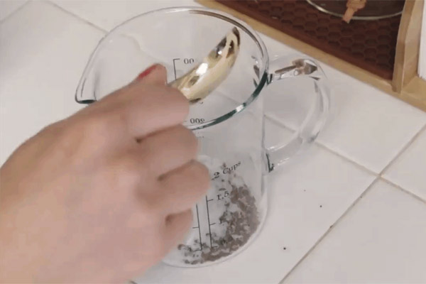 Cho 2 gói cafe hòa tan, 3 thìa đường vào bình