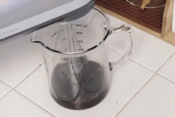 Cho 2 thìa nước sôi vào bình