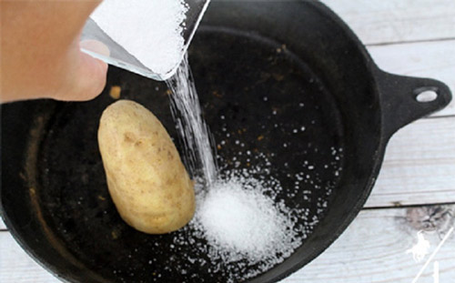 Clean the burnt pot with potatoes and salt