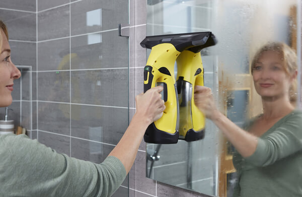 Máy vệ sinh cửa kính Karcher WV 5 Premium Window Vac với hệ thống pin dự phòng tiện lợi