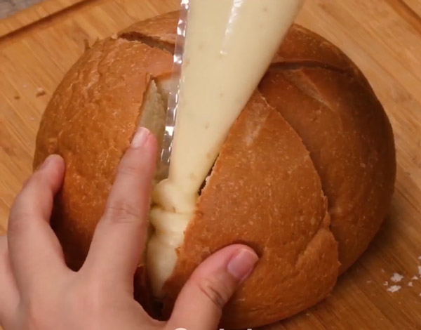 Käsesauce in Eisbeutel geben