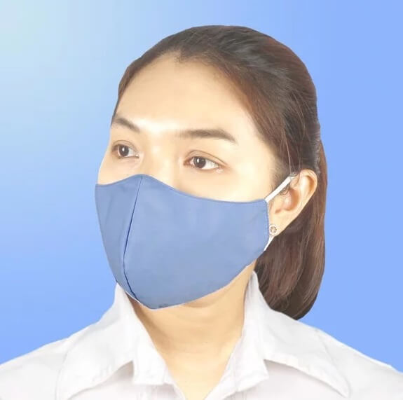 Khẩu trang phủ muối hấp tinh dầu tràm có thiết kế ôm cánh mũi.