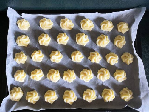 Cho hỗn hợp vào túi bắt kem và bơm bột thành những viên nhỏ