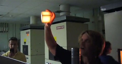 Cầm viên gạch nóng 1.200 độ C bằng tay không và bí mật thú vị đằng sau