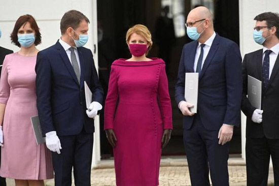 Nữ tổng thống Slovakia đeo găng tay và khẩu trang ton-sur-ton