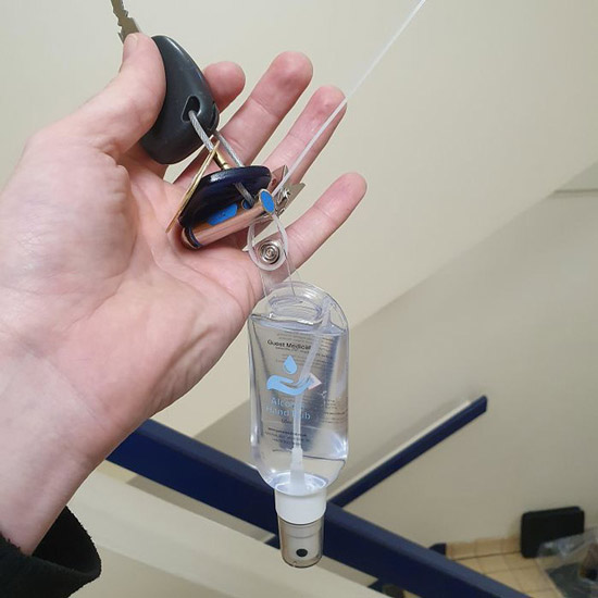 Một công ty đã phát móc chìa khóa là một tuýp gel rửa tay cho mọi nhân viên
