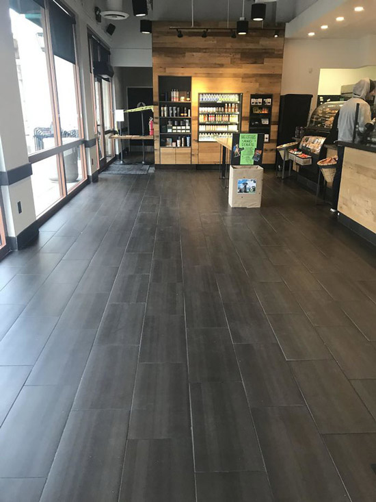 Cửa hàng Starbuck này đã dọn sạch nội thất để khách đỡ tụ tập khi đến cửa hàng