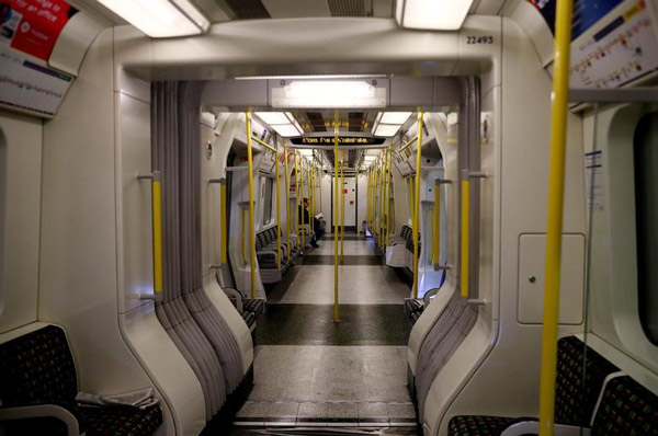 Một toa tàu điện ngầm vắng vẻ ở London