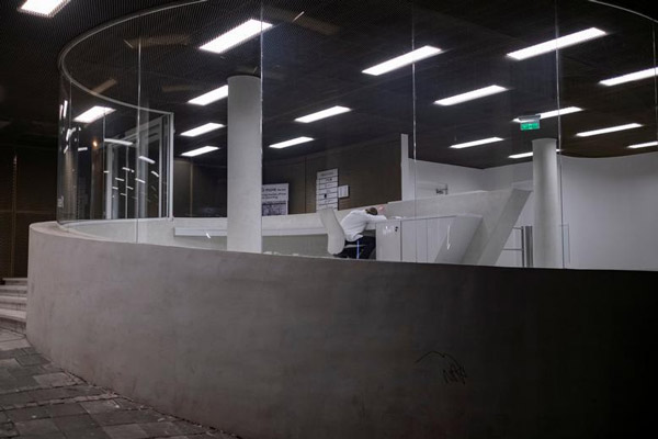 Bên trong một tòa nhà văn phòng tại Belgrade, Serbia, ngày 23/3